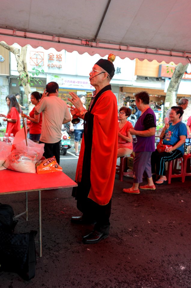 Taoist Clergy Stand by after Rest Time 20170902