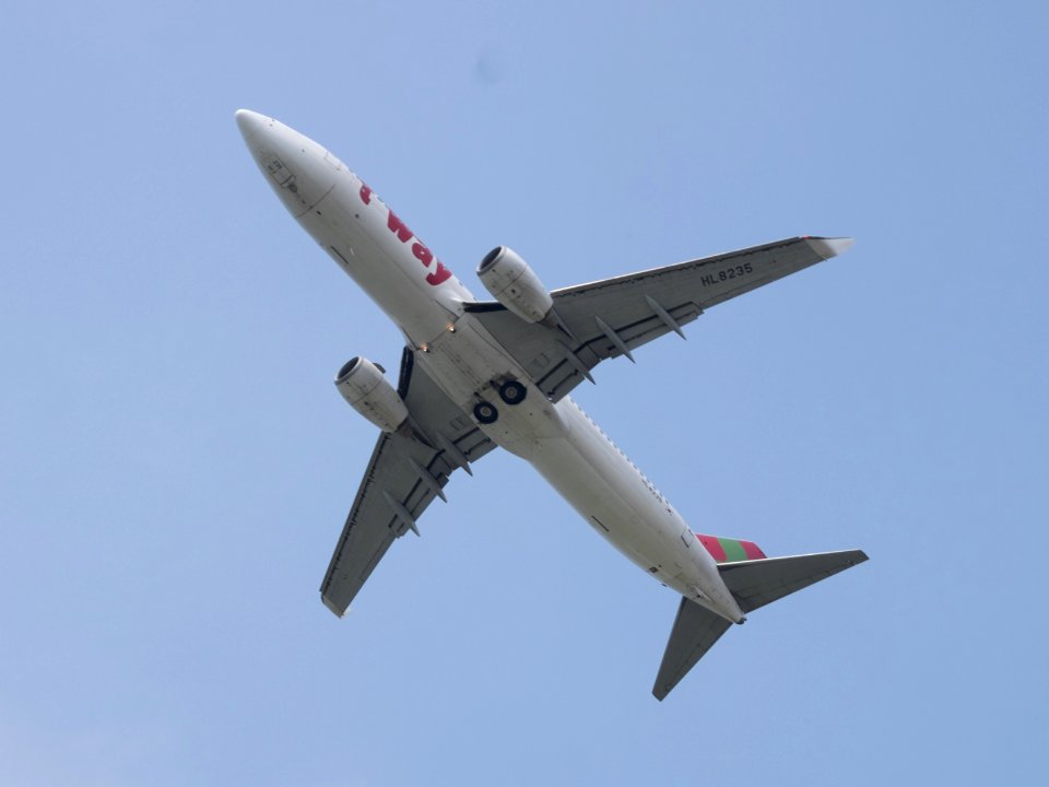 T'way Airlines Boeing 737-8KG HL8235 Taking off from Taipei Songshan Airport 20150427b