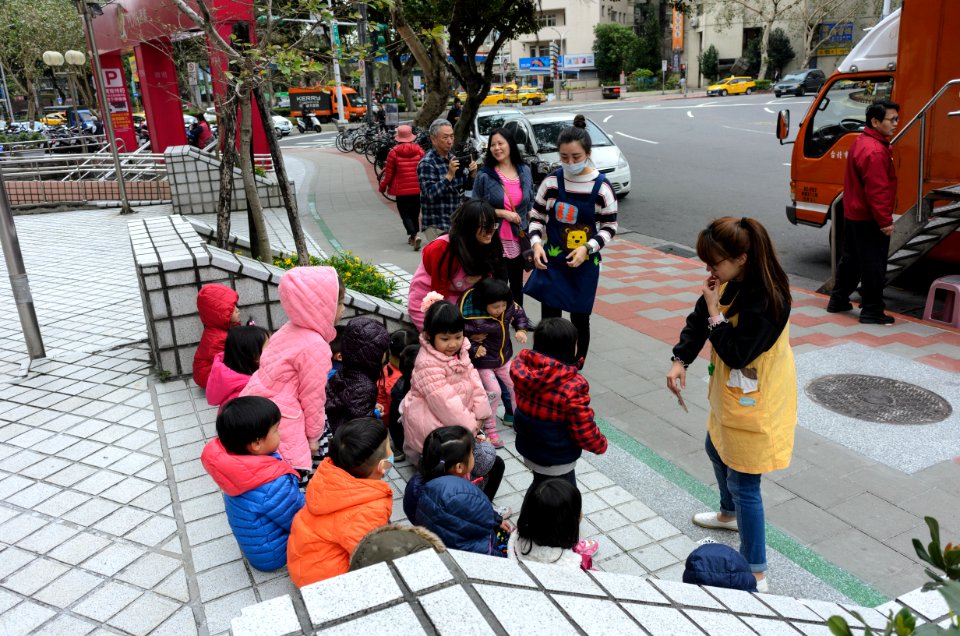 Teacher Talking with Children after Earthquake Experience Lesson 20170307