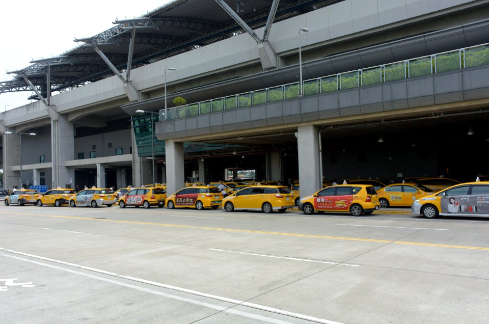 Taxis Stand by at THSR Taichung Station 20150801
