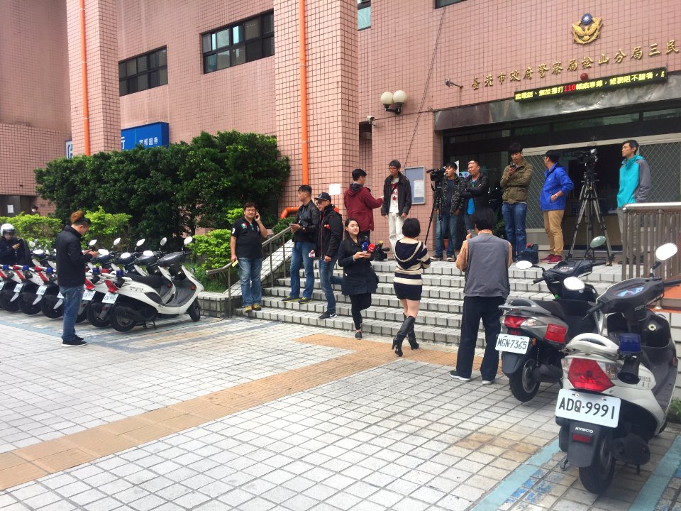 Television News Reporters Stay in Front of TCPD Sanmin Police Station, Songshan Police Precinct 20161205