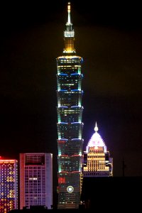 Taipei 101 Light up after November 2015 Paris attacks 20151114a