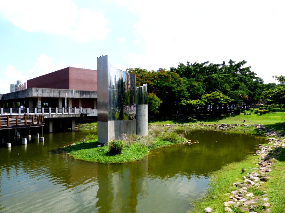 Tainan Municipal Cultural Center East Pond 20130810