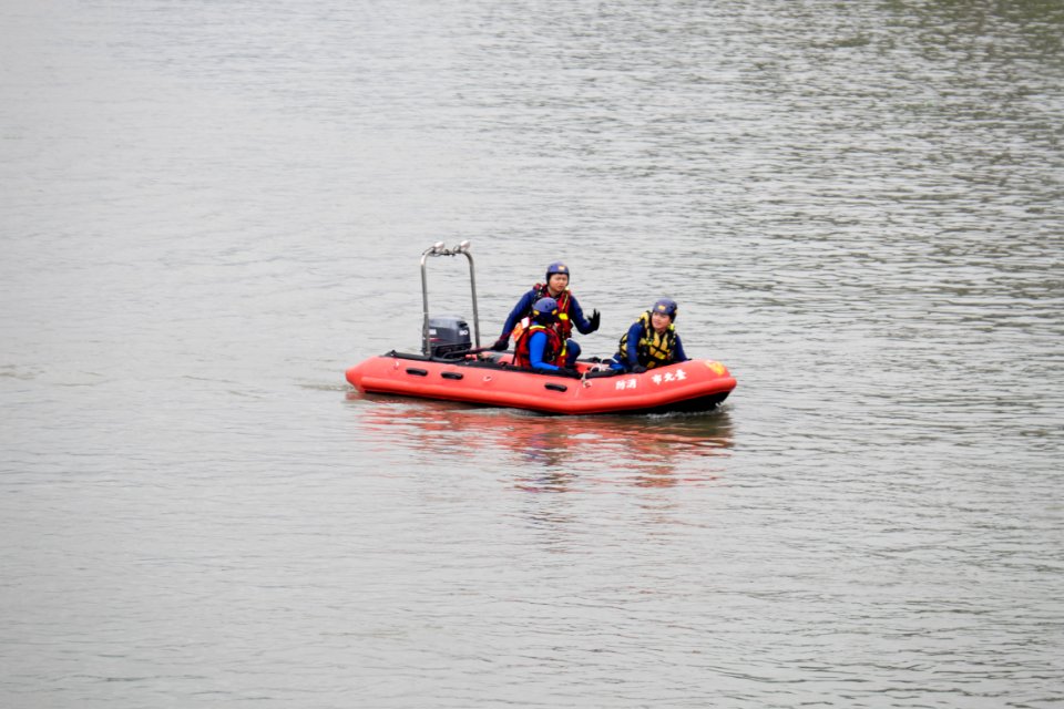 TCFD Fightfighters in Motor Inflatable Boat Patroling Keelung River 20150204