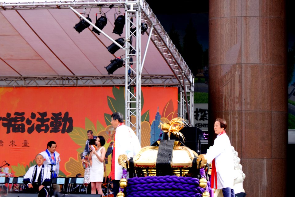 Taipei City Mayor Ko Wen-je and Deputy Mayor Charles Lin Carried on Mikoshi 20151101