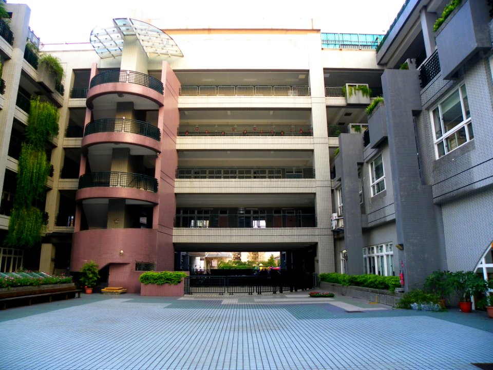 Taipei Municipal Jian-Kang Elementary School West Entrance