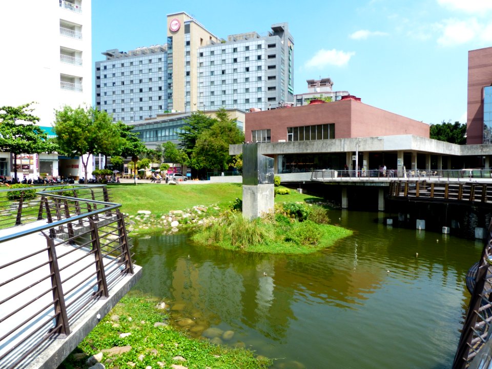 Tainan Municipal Cultural Center West Pond 20130810