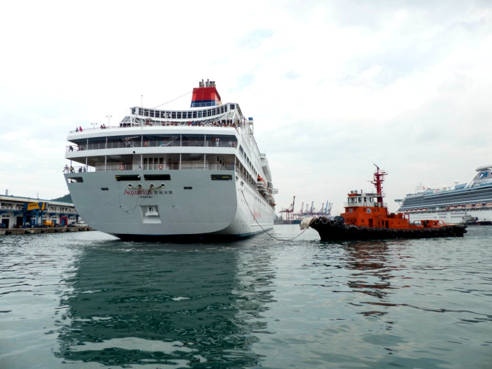 Superstar Aquarius Moving in Port of Keelung 20140518o