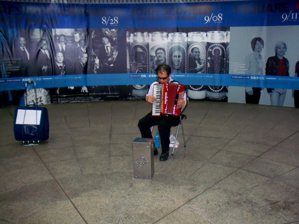 Street Musician Playing Accordion in Chiang Kai-Shek Memorial Hall Station 20090801