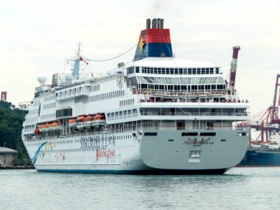 Superstar Aquarius Moving in Port of Keelung 20140518i