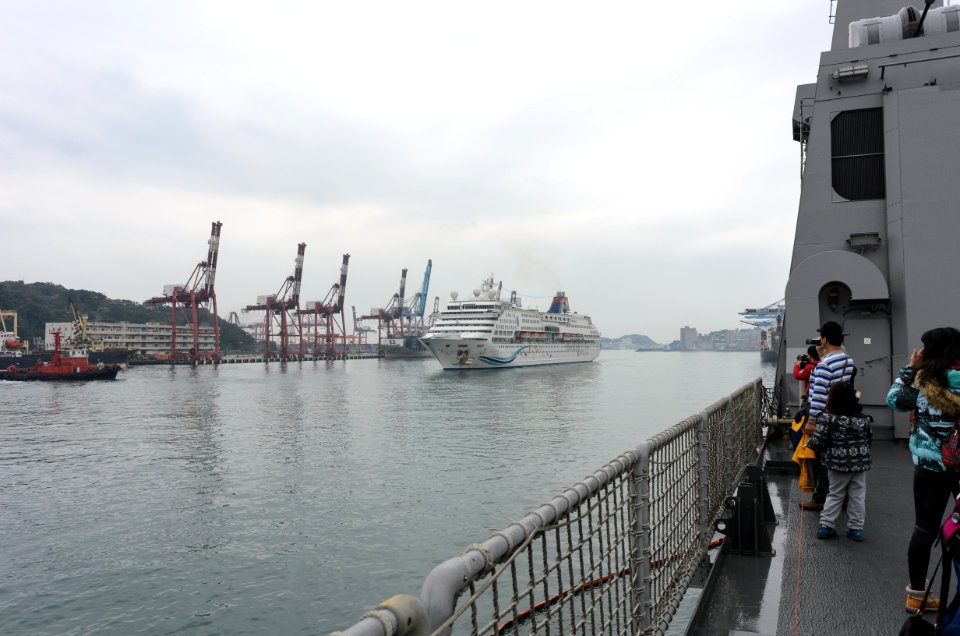 Superstar Aquarius Moving in Port of Keelung 20170309g