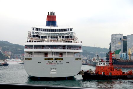 Superstar Aquarius turning at Keelung Naval Pier 20170309a
