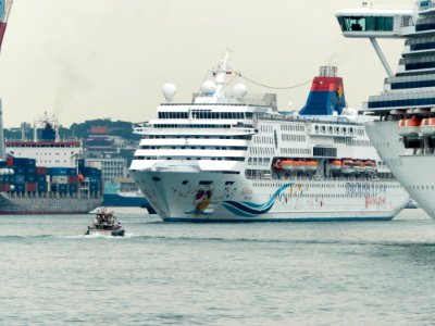 Superstar Aquarius Moving in Port of Keelung 20140518a