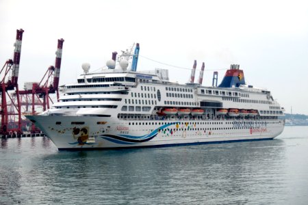 Superstar Aquarius Moving in Port of Keelung 20170309j