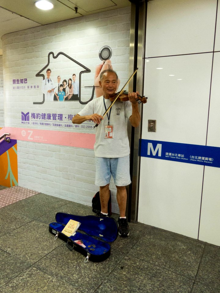 Street Musician Playing Violin in Taipei Metro Square, Taipei Main Station 20140726