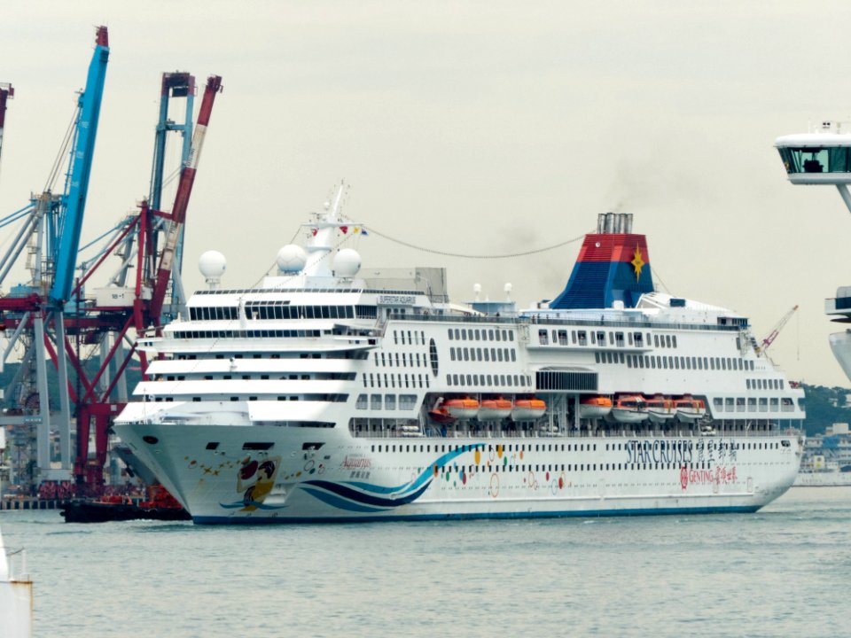 Superstar Aquarius Moving in Port of Keelung 20140518c