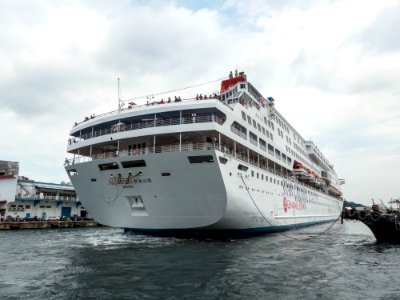 Superstar Aquarius Moving in Port of Keelung 20140518q