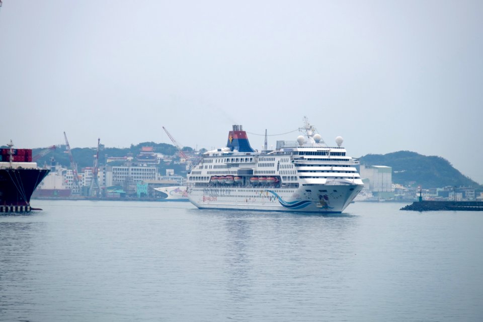 Superstar Aquarius Moving in Port of Keelung 20170309a