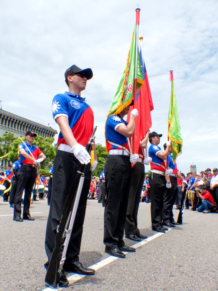 Standard-bearer of Alumni of Chung Cheng Armed Forces Preparatory School Drum Corps in Front of Reviewing Stand 20160612La