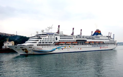 Superstar Aquarius Moving in Port of Keelung 20170309m