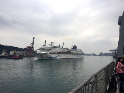 Superstar Aquarius Moving in Port of Keelung 20170309h