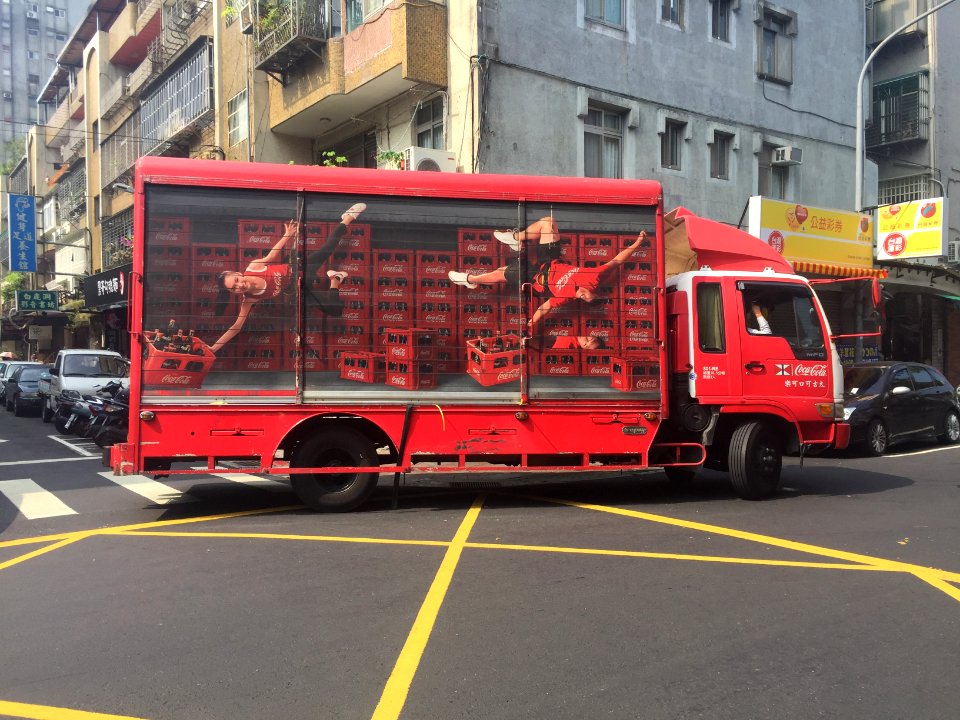 Swire Coca-Cola Hino MFD Truck Parked in Xindong Street, Songshan District, Taipei 20161027b