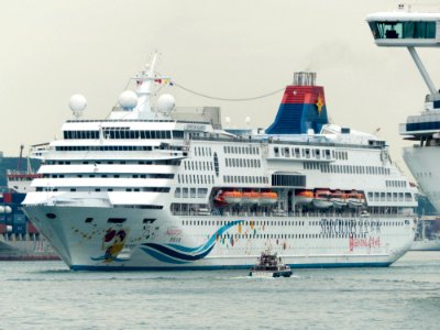 Superstar Aquarius Moving in Port of Keelung 20140518b