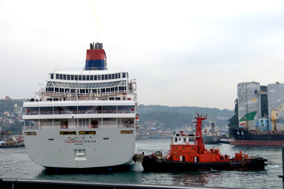Superstar Aquarius turning at Keelung Naval Pier 20170309b
