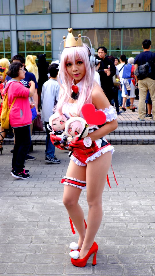 Super Sonico cosplayer with her dolls at PF23 20151025b