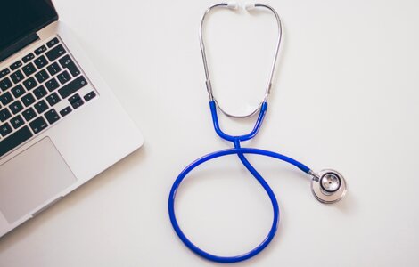 Doctor macbook laptop
