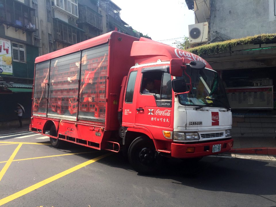 Swire Coca-Cola Hino MFD Truck Parked in Xindong Street, Songshan District, Taipei 20161027a