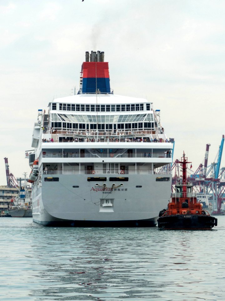 Superstar Aquarius Moving in Port of Keelung 20140518k