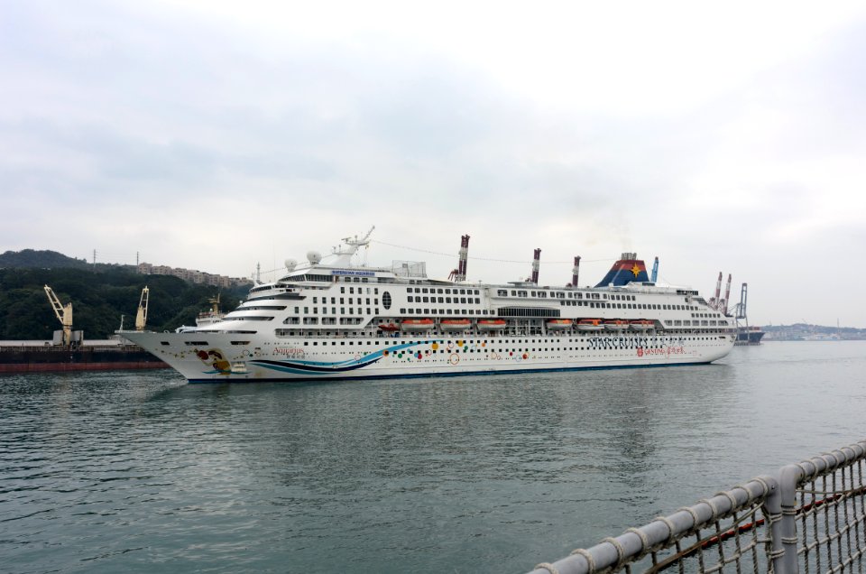 Superstar Aquarius Moving in Port of Keelung 20170309n