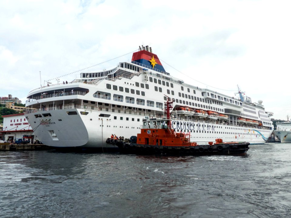 Superstar Aquarius Moving in Port of Keelung 20140518s