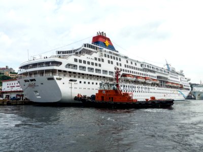 Superstar Aquarius Moving in Port of Keelung 20140518s
