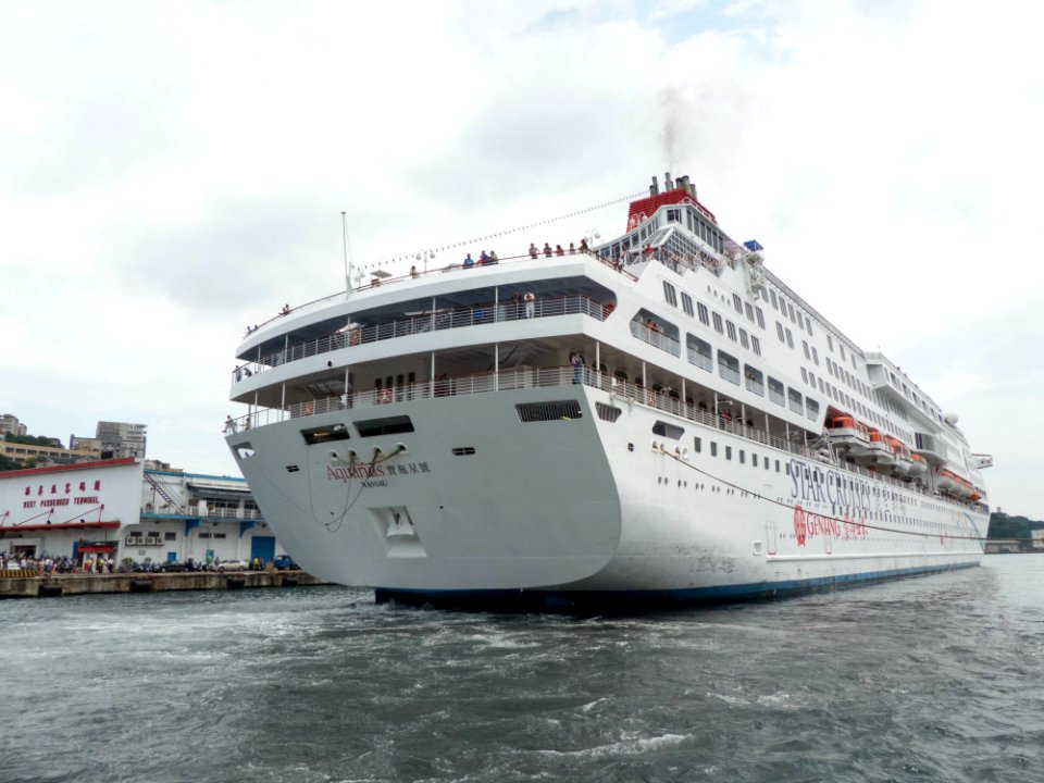 Superstar Aquarius Moving in Port of Keelung 20140518r