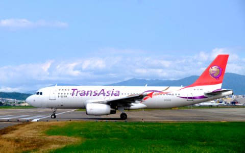 TransAsia Airways Airbus A320-233 B-22318 Departing from Taipei Songshan Airport 20151003e