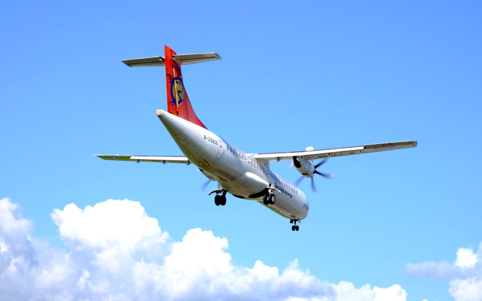TransAsia Airways ATR 72-212A B-22806 on Final Approach at Taipei Songshan Airport 20150908b