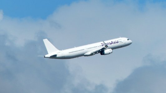 TransAsia Airways Airbus A321-231 B-22610 Taking off from Taipei Songshan Airport 20141101a