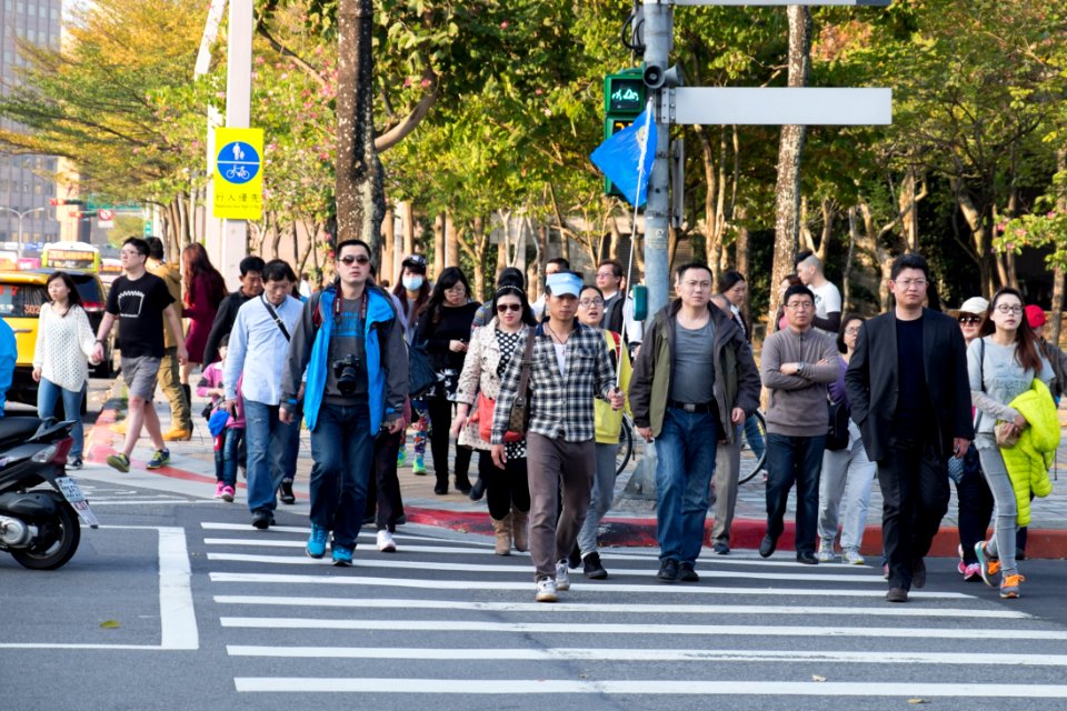 Tourists Walking across Songshou Road, Xinyi District, Taipei 20150216
