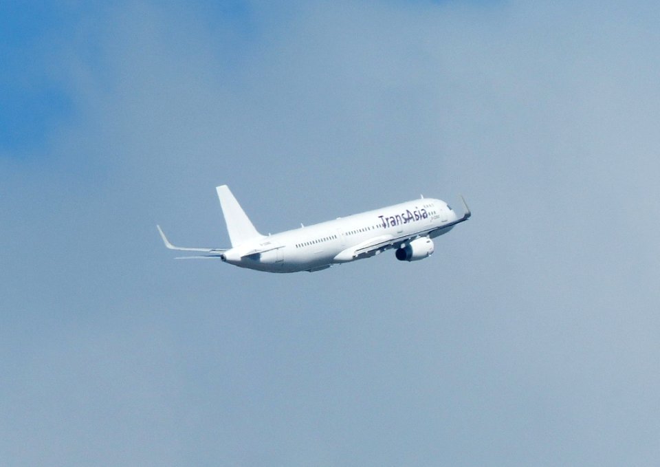 TransAsia Airways Airbus A321-231 B-22610 Taking off from Taipei Songshan Airport 20141101b