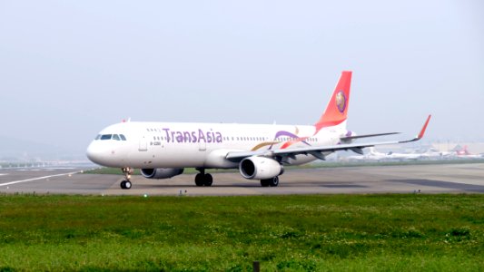 TransAsia Airways Airbus A321-231 B-22611 Departing from Taipei Songshan Airport 20160229b