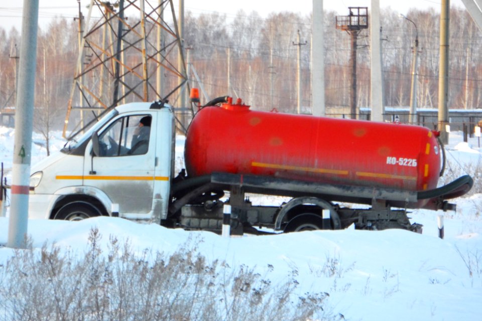Sump truck based on GAZ-3310