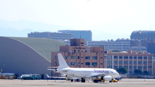 TransAsia Airways Airbus A320-233 B-22320 Arrival to Taipei Songshan Airport 20150913d