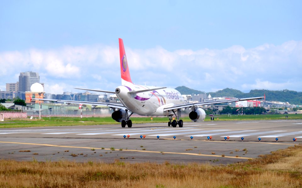 TransAsia Airways Airbus A320-233 B-22318 Taking off from Taipei Songshan Airport 20151003a