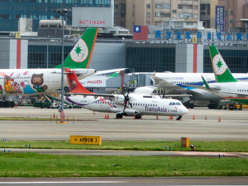 TransAsia Airways ATR 72-212A B-22815 at Taipei Songshan Airport 20161124