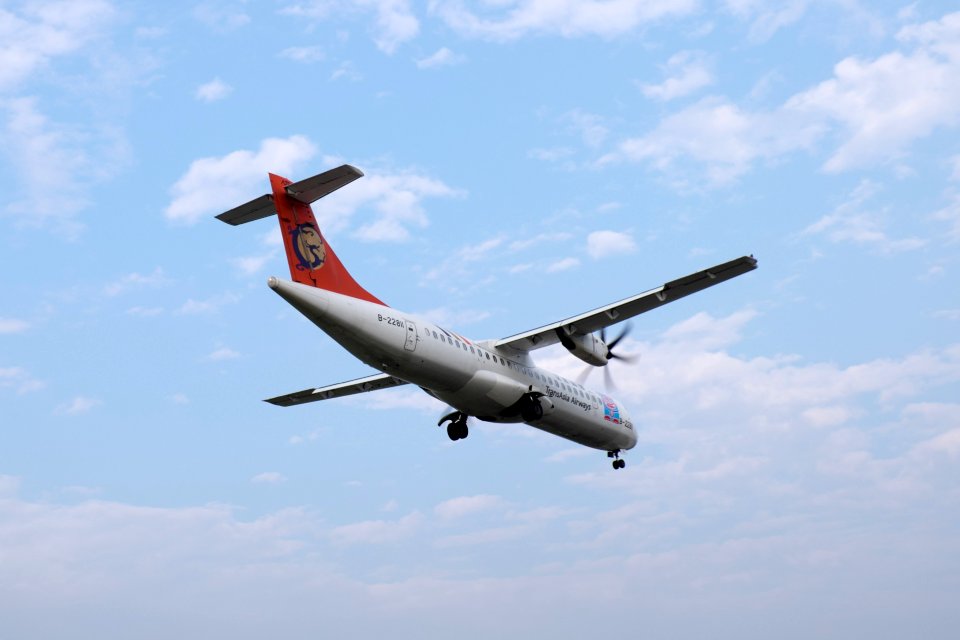 Transasia Airways ATR 72-212A B-22811 on Final Approach at Taipei Songshan Airport 20150221b