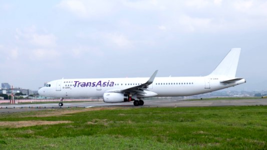 TransAsia Airways Airbus A321-231 B-22610 Departing from Taipei Songshan Airport 20150101e