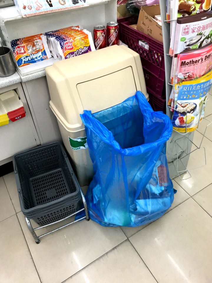 Trash Box with PEP Bag in 7-Eleven Chaofu Store 20170502