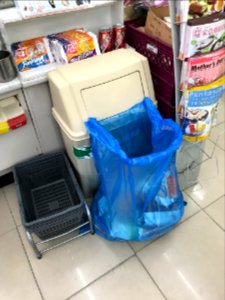 Trash Box with PEP Bag in 7-Eleven Chaofu Store 20170502